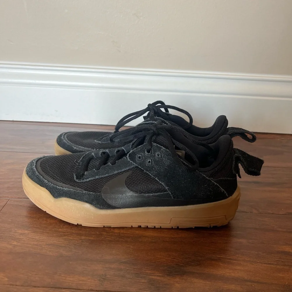 NWOT Nike Kids SB Day One Skate Shoe Black and Gum color Sneakers-Size 4.5